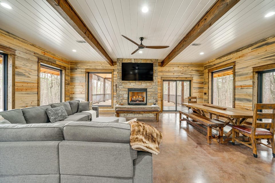 Grand Broken Bow Cabin w/ Hot Tub & Spacious Deck! Cabin in Oklahoma