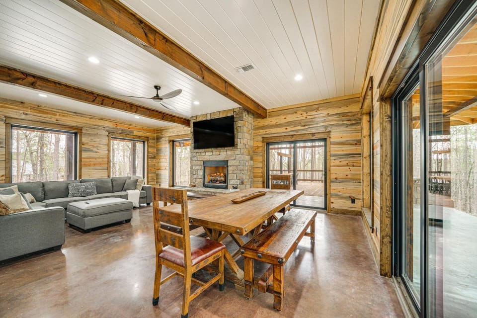 Grand Broken Bow Cabin w/ Hot Tub & Spacious Deck! Cabin in Oklahoma