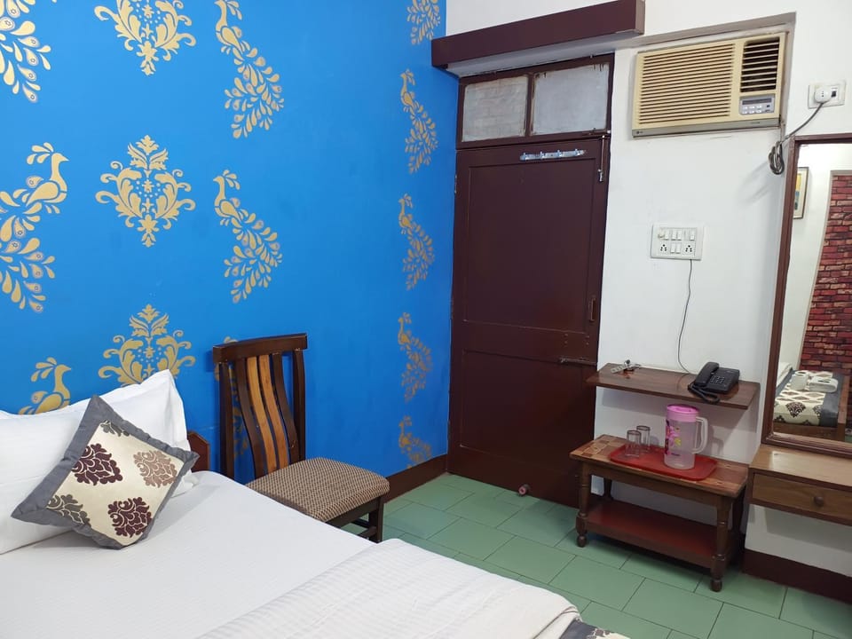 Photo of the whole room, Bedroom, air conditioner