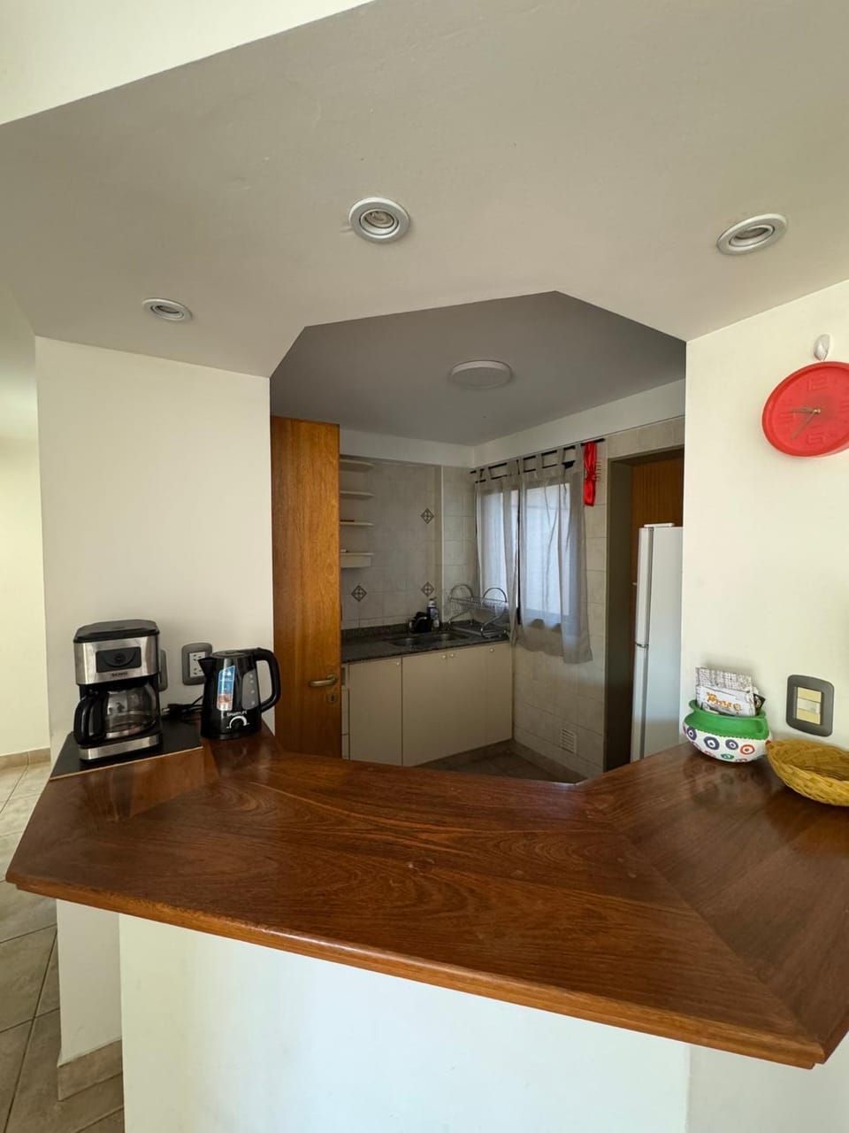Kitchen or kitchenette, minibar