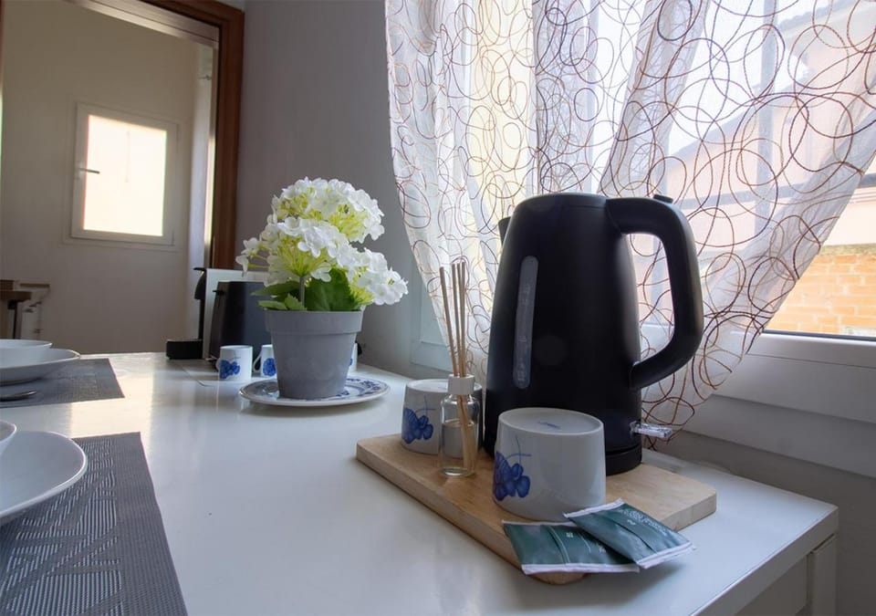 Coffee/tea facilities, Kitchen or kitchenette, Photo of the whole room, Dining area
