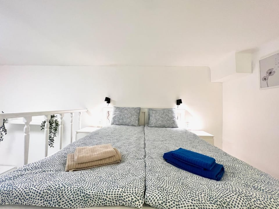 Bed, Photo of the whole room, Bedroom, towels