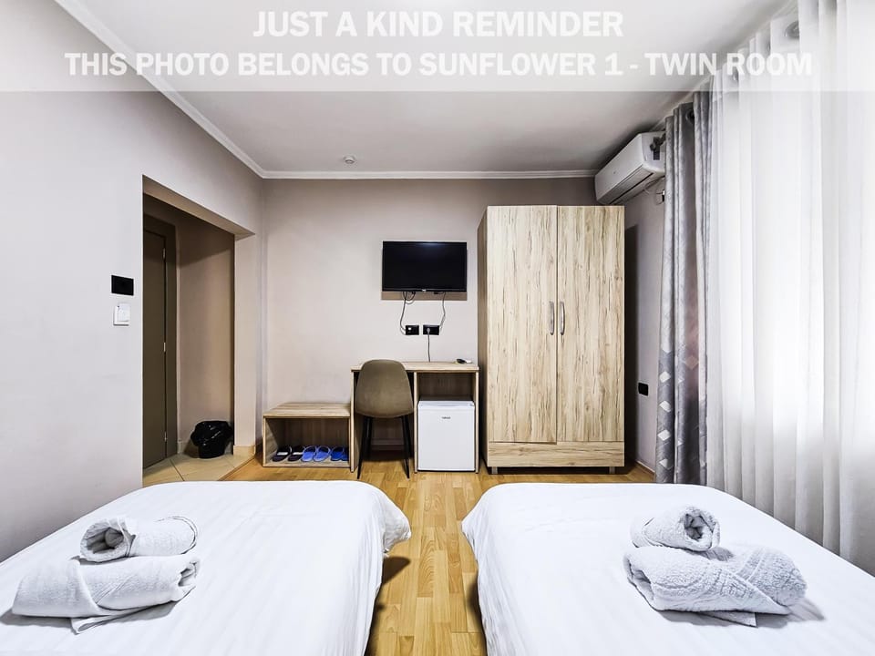 Bed, TV and multimedia, Photo of the whole room, Bedroom, Text overlay, towels, wardrobe