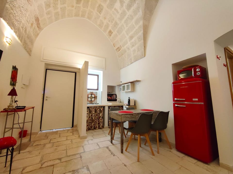 Kitchen or kitchenette, Living room, Seating area, Dining area, stove