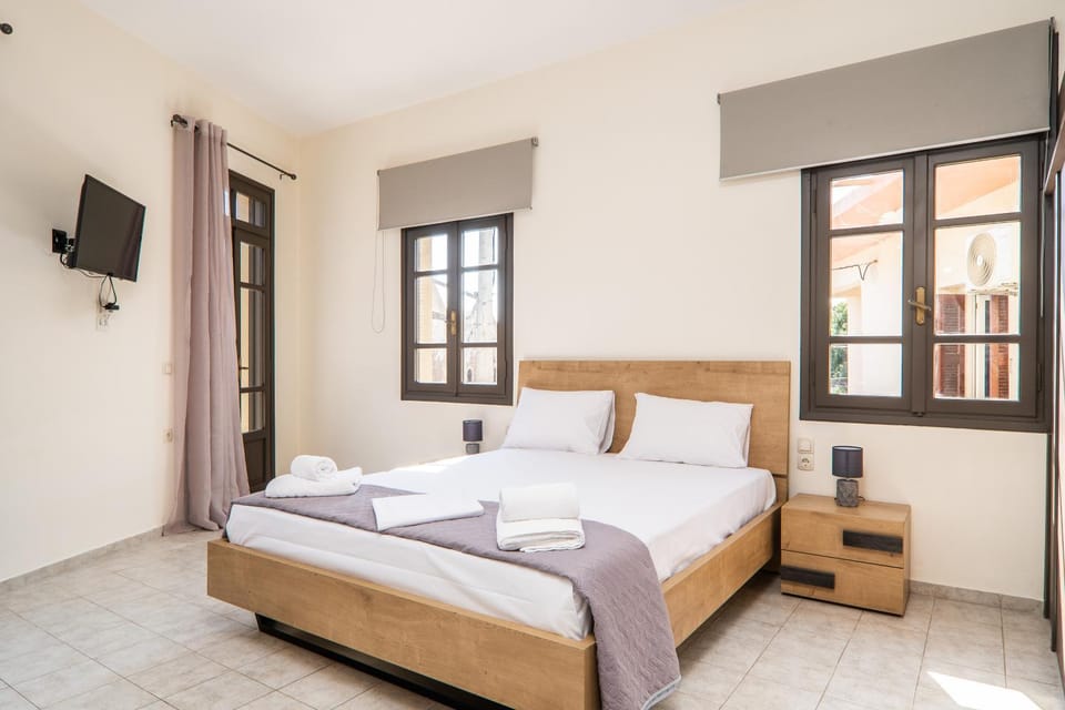 Bed, TV and multimedia, Photo of the whole room, Bedroom, towels