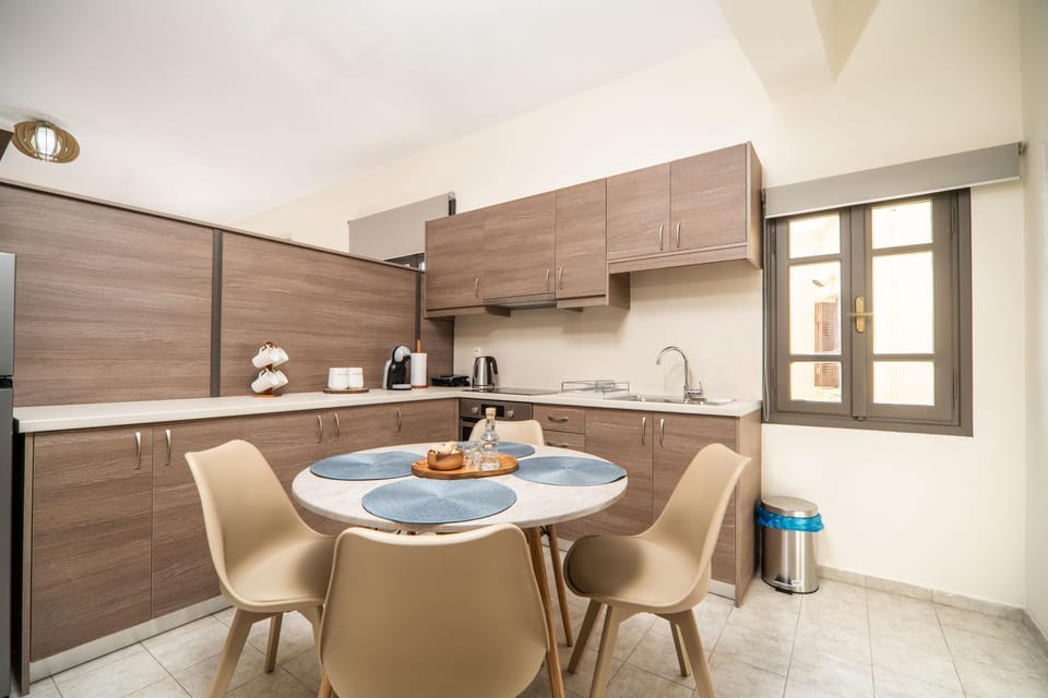 Coffee/tea facilities, Kitchen or kitchenette, Dining area, pet friendly, stove