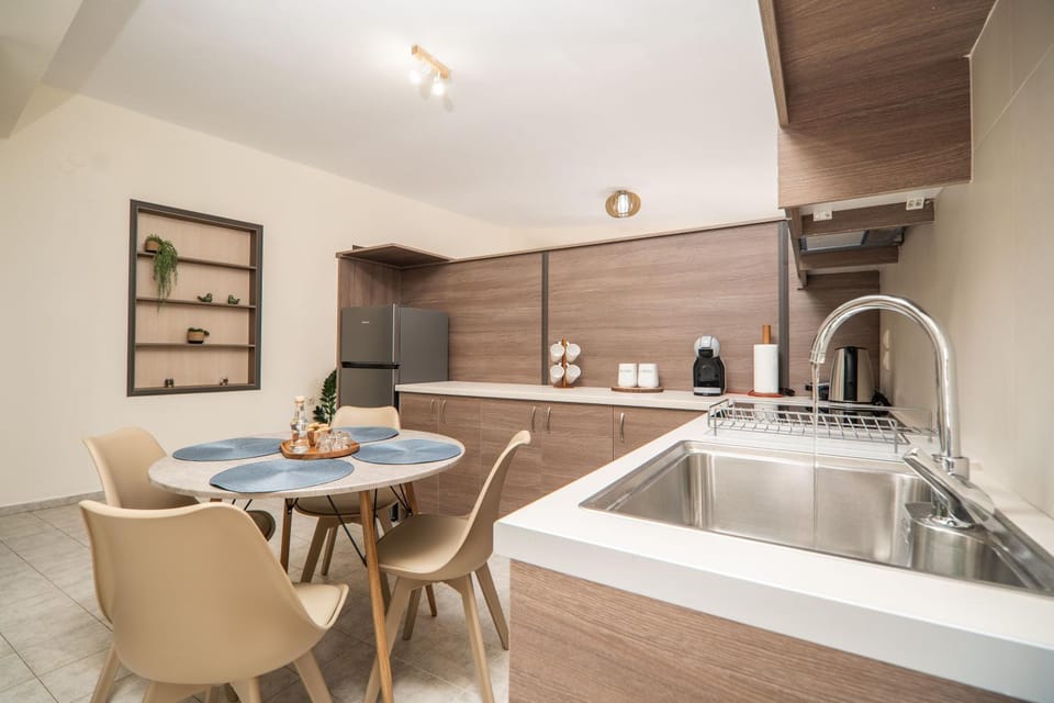 Kitchen or kitchenette, Dining area, stove