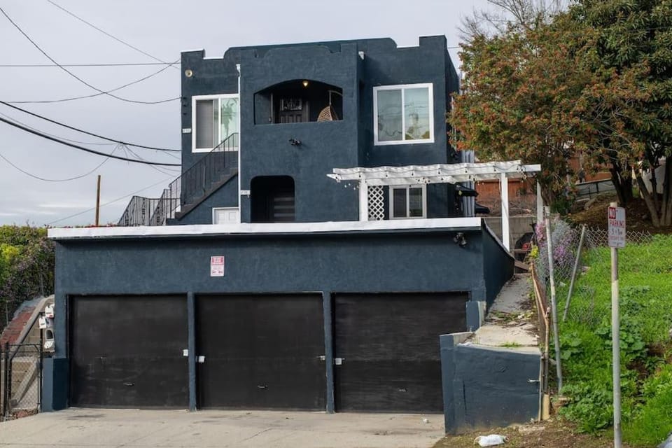 Lovely 3bedroom condo with free parking on premise Apartment in East Los Angeles