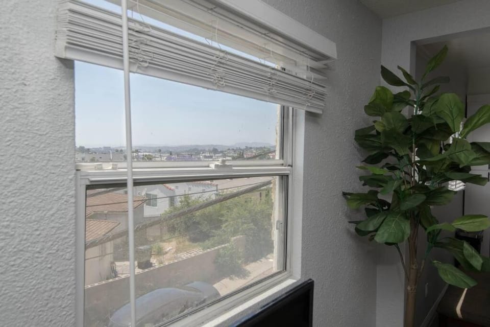 Lovely 2bedroom condo with free parking on premise Apartment in East Los Angeles