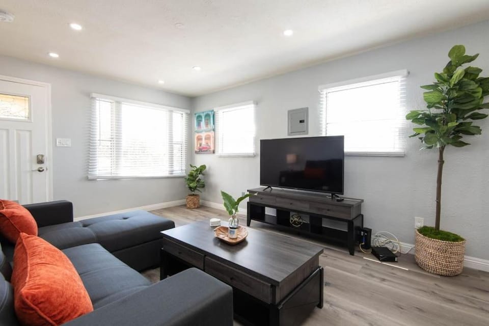 Lovely 2bedroom condo with free parking on premise Apartment in East Los Angeles