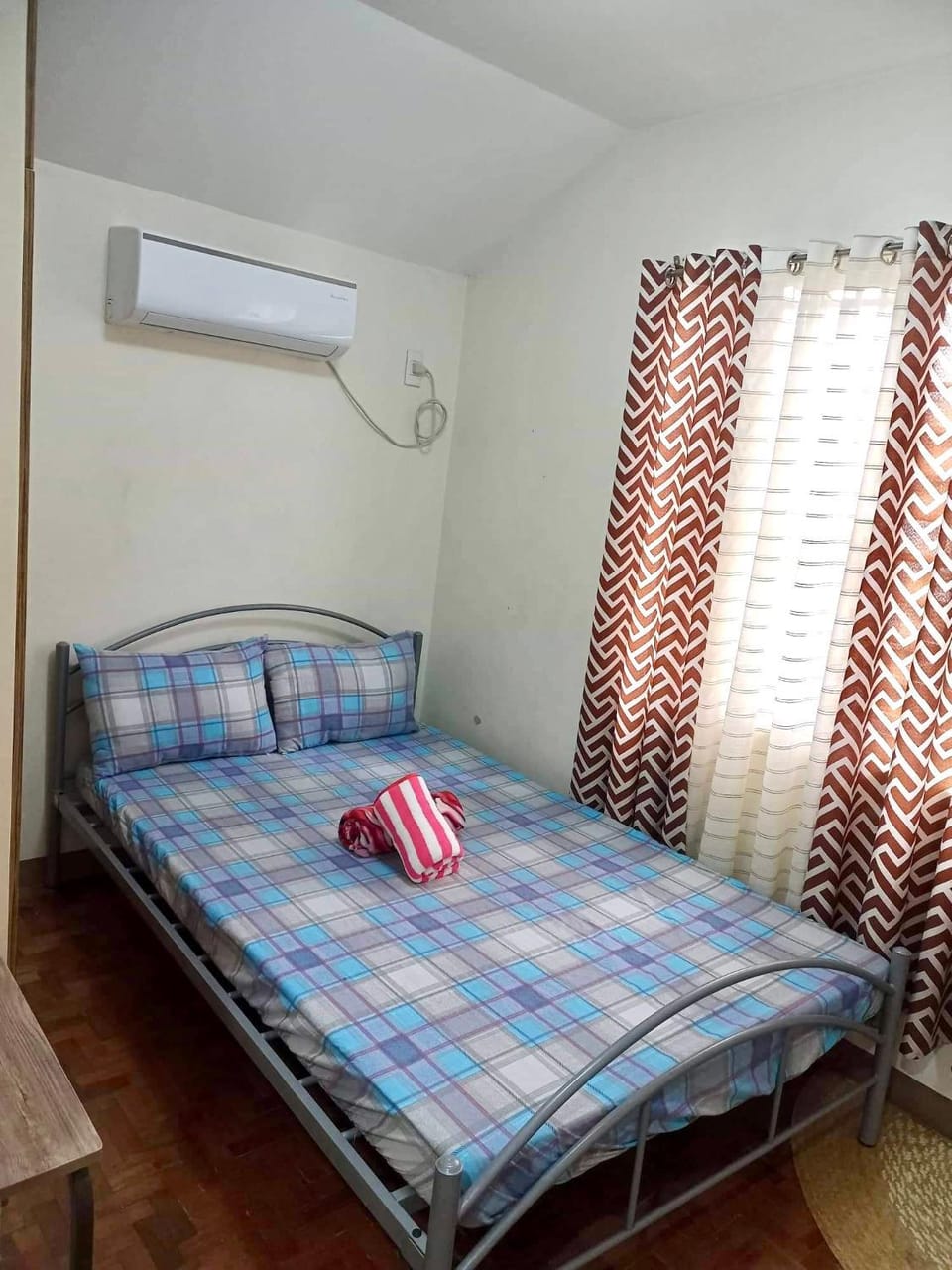 Bed, Bedroom, towels, air conditioner