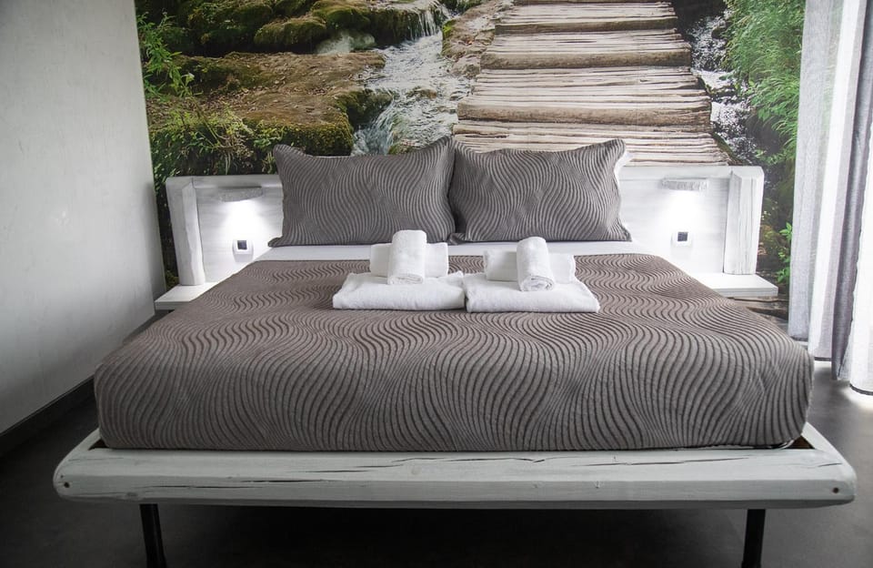 Bed, Bedroom, towels