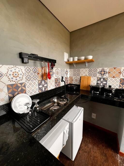Kitchen or kitchenette, minibar, stove, toaster