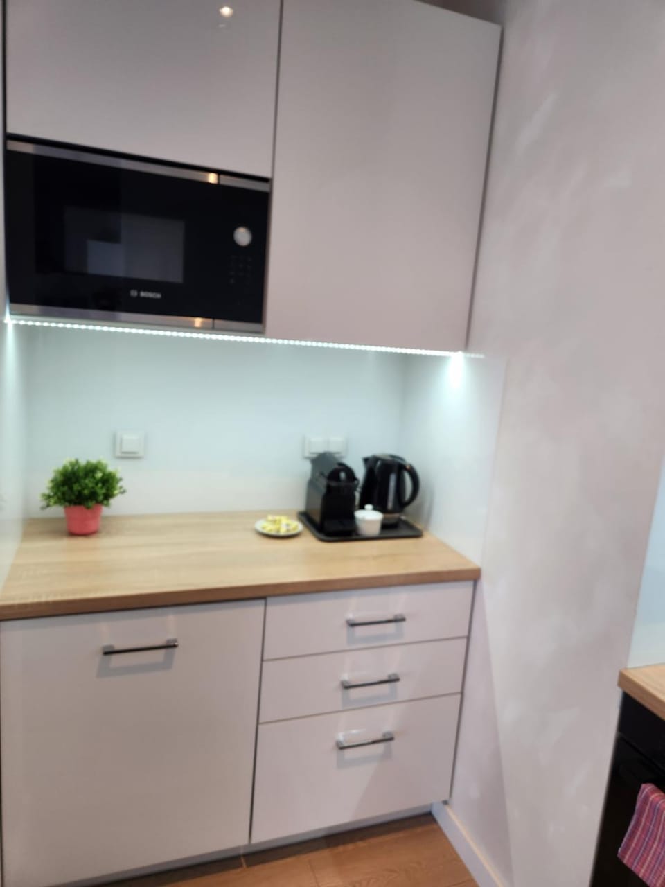 Kitchen or kitchenette, minibar