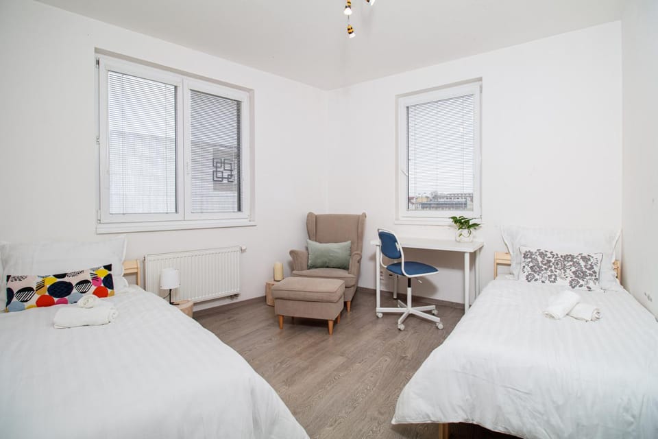 Bed, Photo of the whole room, Seating area, Bedroom