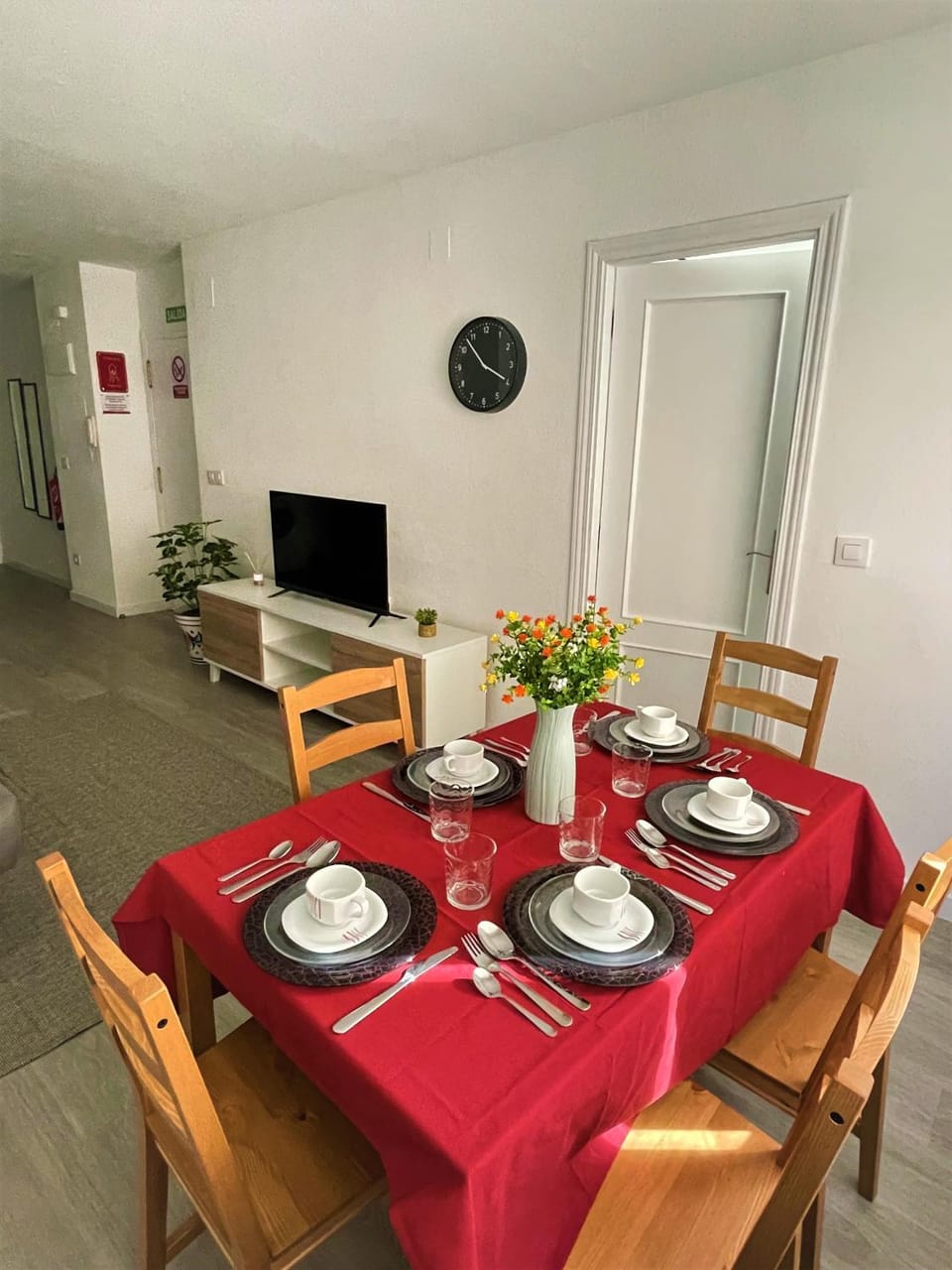 TV and multimedia, Living room, Seating area, Dining area