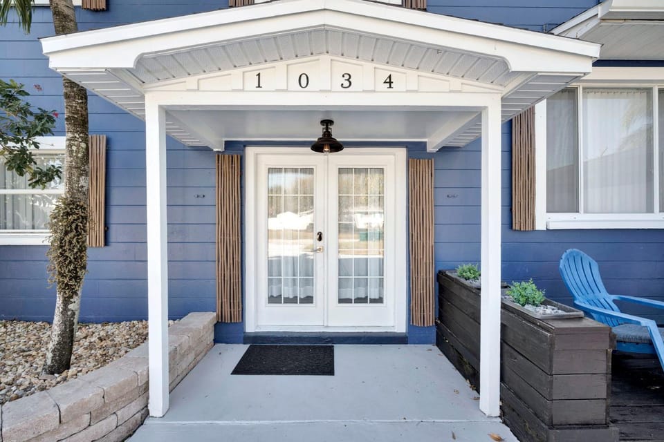 Property building, Facade/entrance, Day, Street view