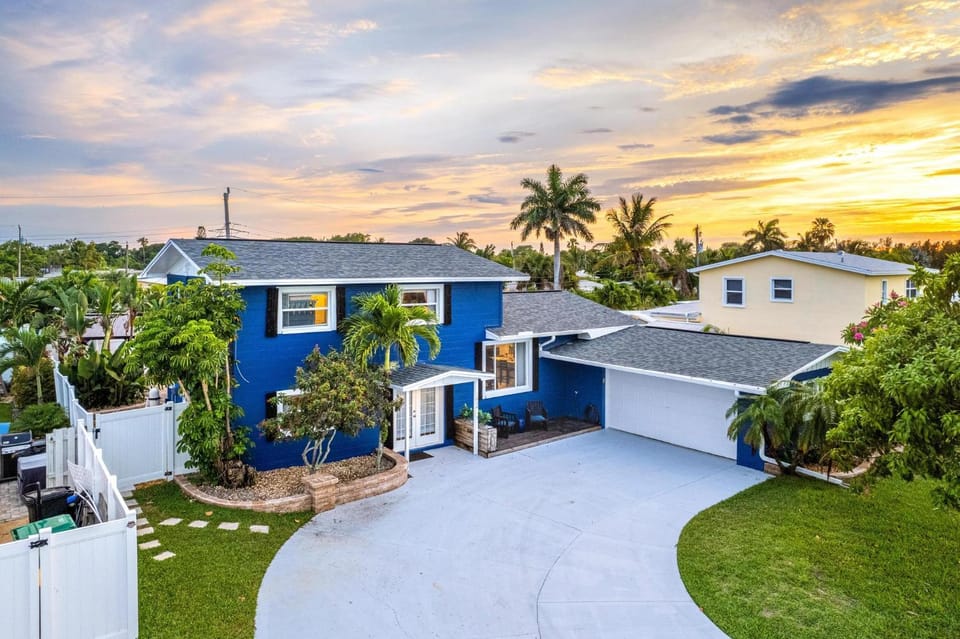 Property building, Bird's eye view, Garden view, Street view, Parking