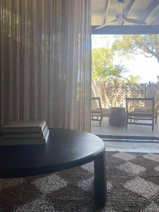Patio, Living room