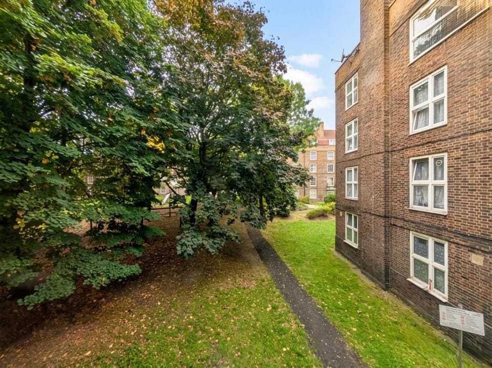 Property building, Neighbourhood, Garden, Garden view