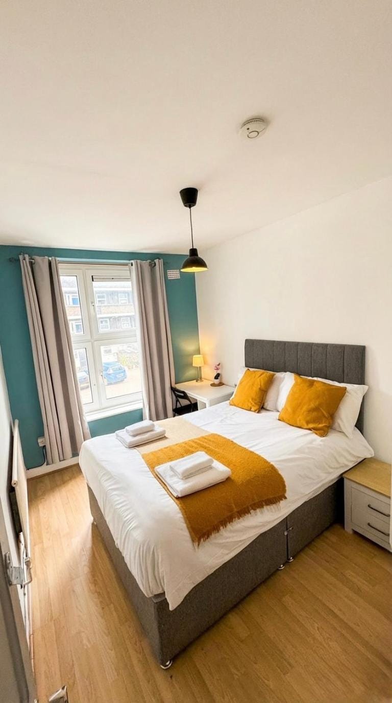 Bed, Bedroom, towels