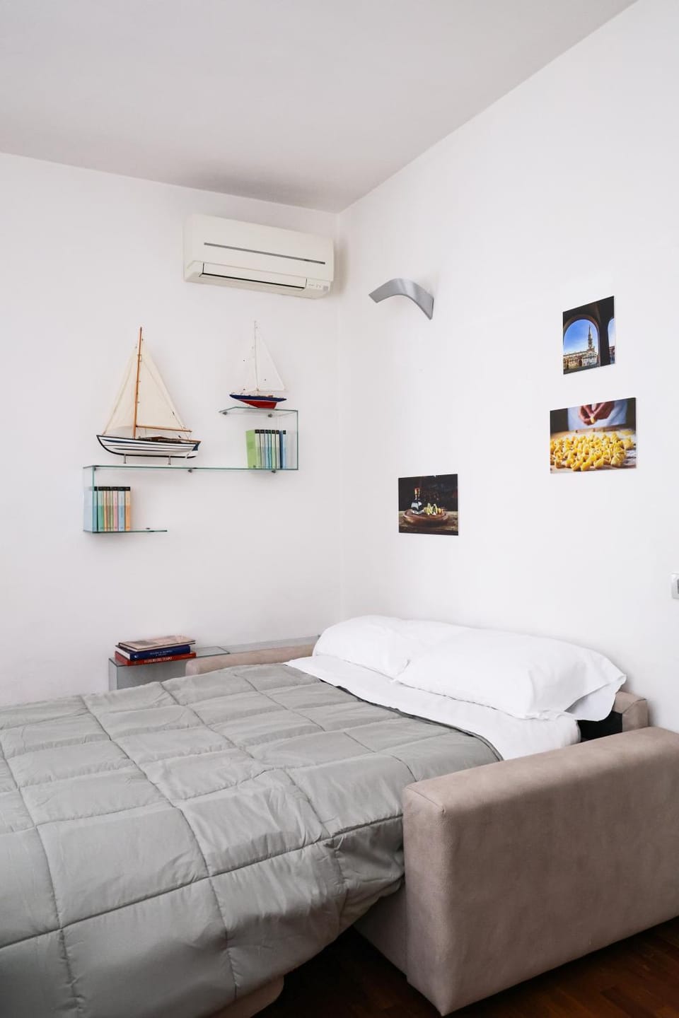 Bed, Photo of the whole room, Bedroom, air conditioner