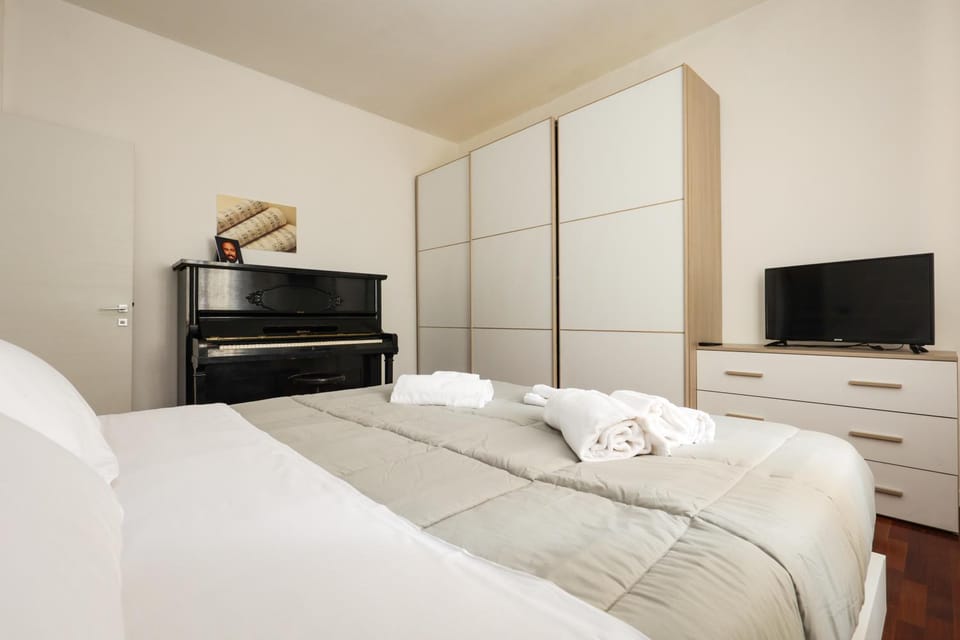 Bed, TV and multimedia, Photo of the whole room, Bedroom, towels