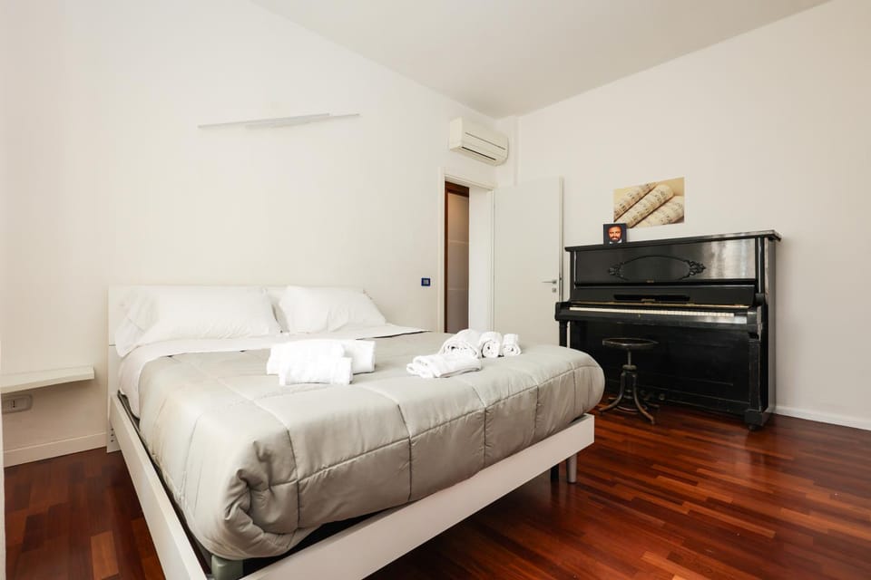 Bed, Photo of the whole room, Bedroom, towels, air conditioner