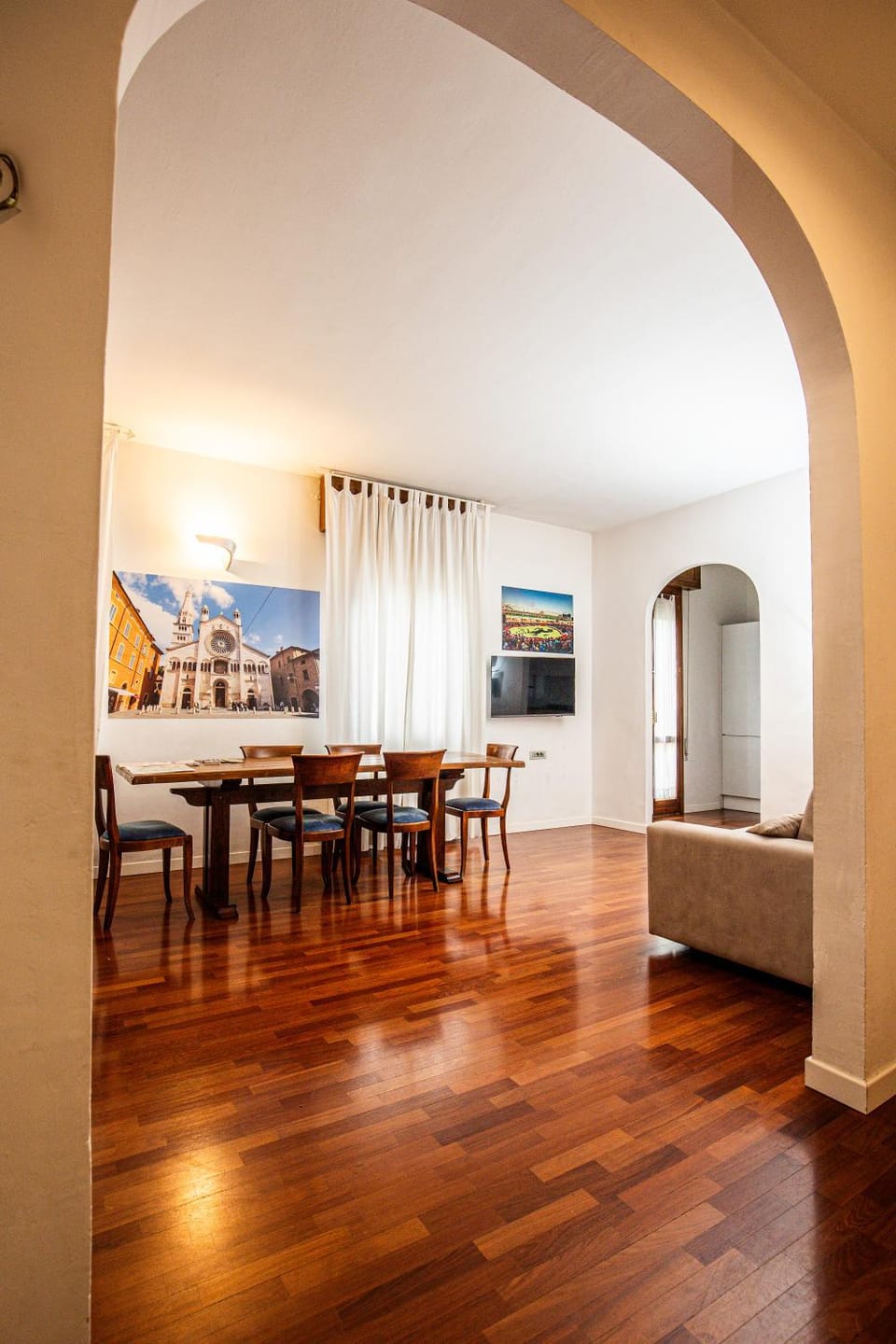 TV and multimedia, Living room, Seating area, Dining area