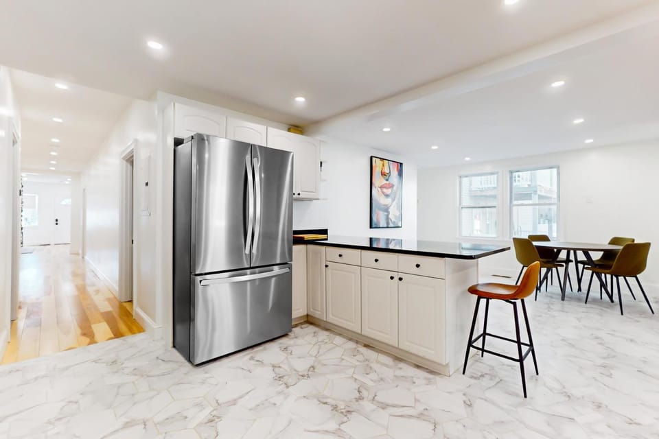 Shop, Dine, Unwind! Gateway to Boston Sights House in Chelsea