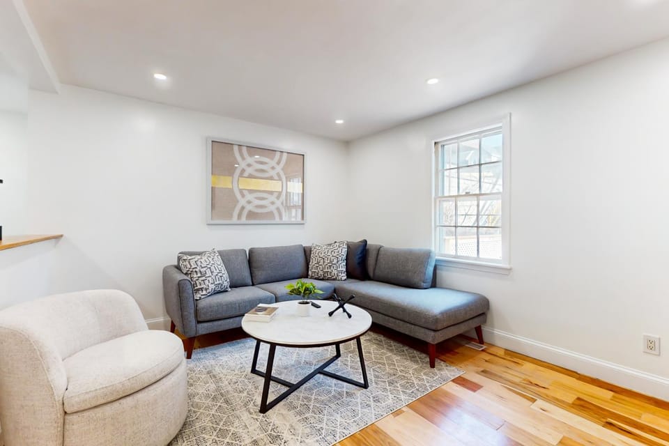Shop, Dine, Unwind! Gateway to Boston Sights House in Chelsea