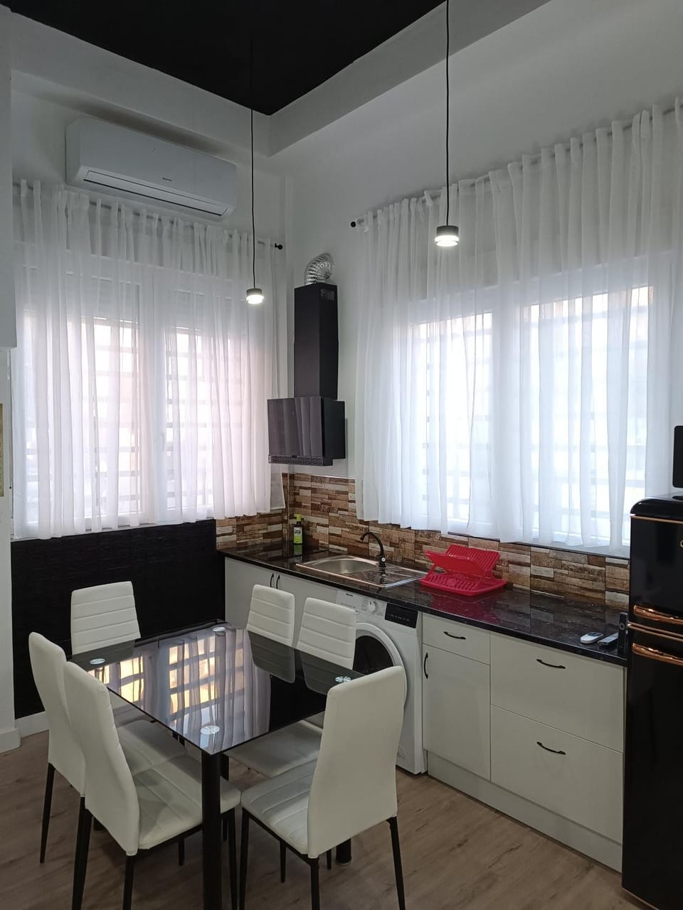Kitchen or kitchenette, Dining area, minibar, stove