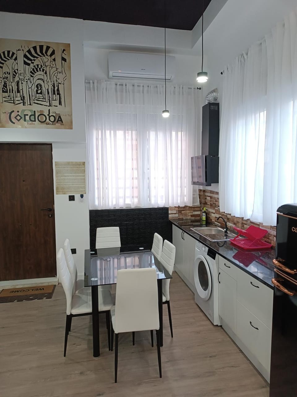 Kitchen or kitchenette, minibar, stove