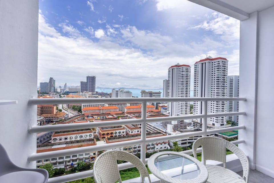 View (from property/room), Balcony/Terrace, City view