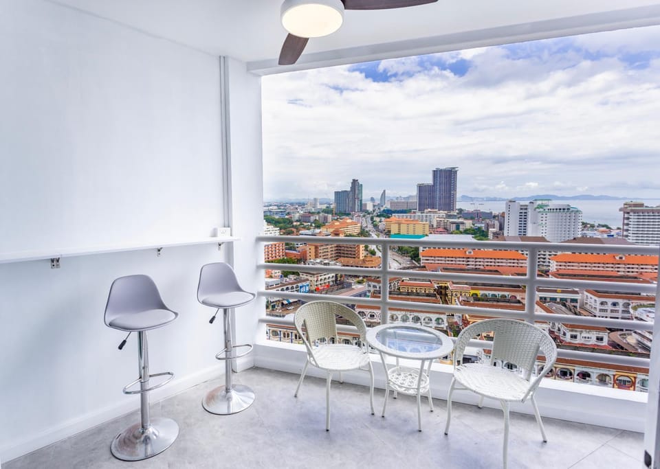 View (from property/room), Balcony/Terrace, City view