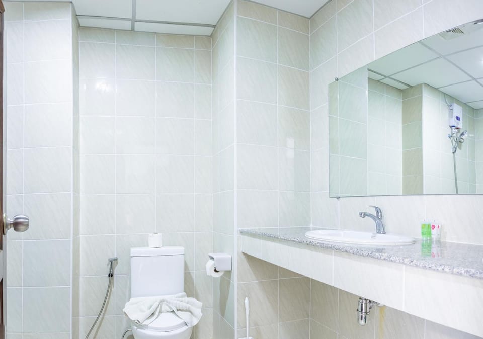 Toilet, Bathroom, towels