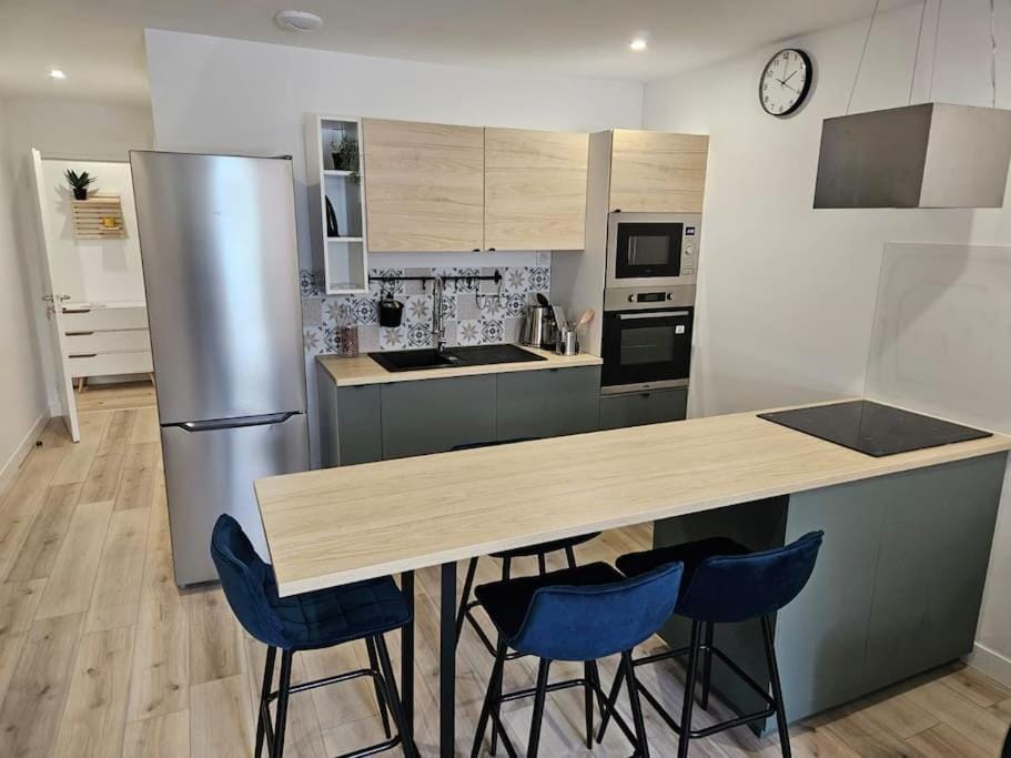 Kitchen or kitchenette, Dining area, dishwasher, minibar, pet friendly, stove