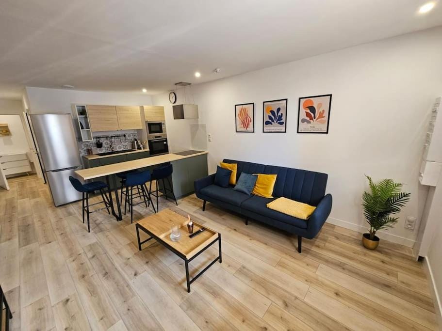 Kitchen or kitchenette, Living room, minibar, pet friendly, stove