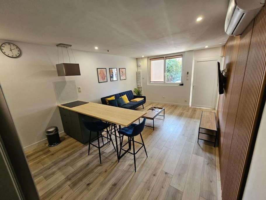 Communal lounge/ TV room, TV and multimedia, Dining area
