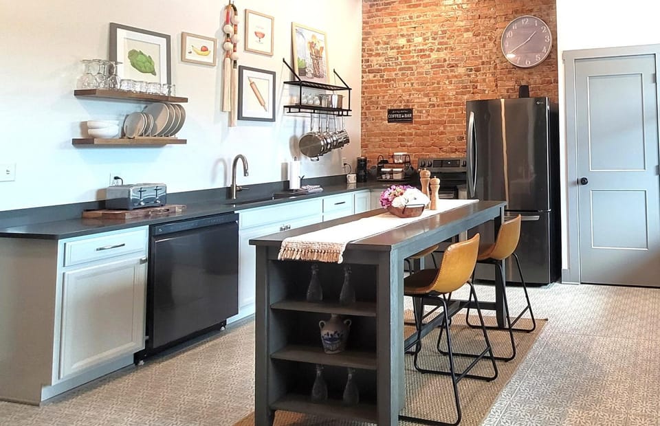 Coffee/tea facilities, Kitchen or kitchenette, Dining area, dishwasher, microwave, oven, stove, toaster