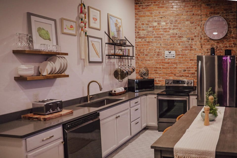 Coffee/tea facilities, dishwasher, microwave, oven, stove, kitchen