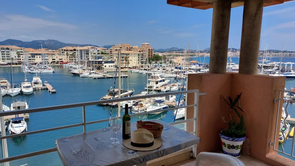 Nearby landmark, Activities, Balcony/Terrace, Sea view
