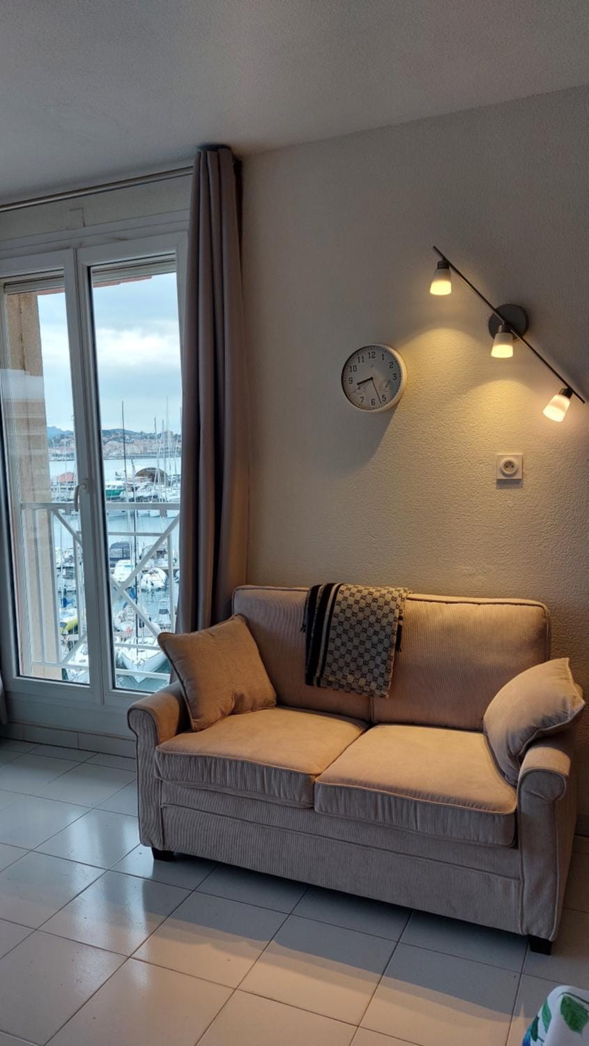 Bed, Living room, Seating area, Landmark view, Sea view
