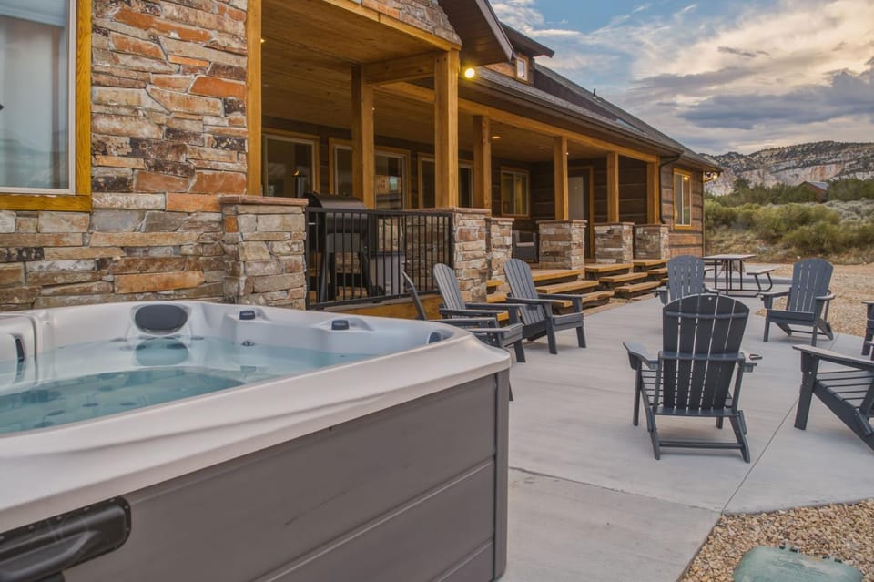 New Hot Tub! Luxury Mountain Retreat East Zion! Nature lodge in Orderville