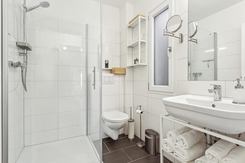Shower, Toilet
