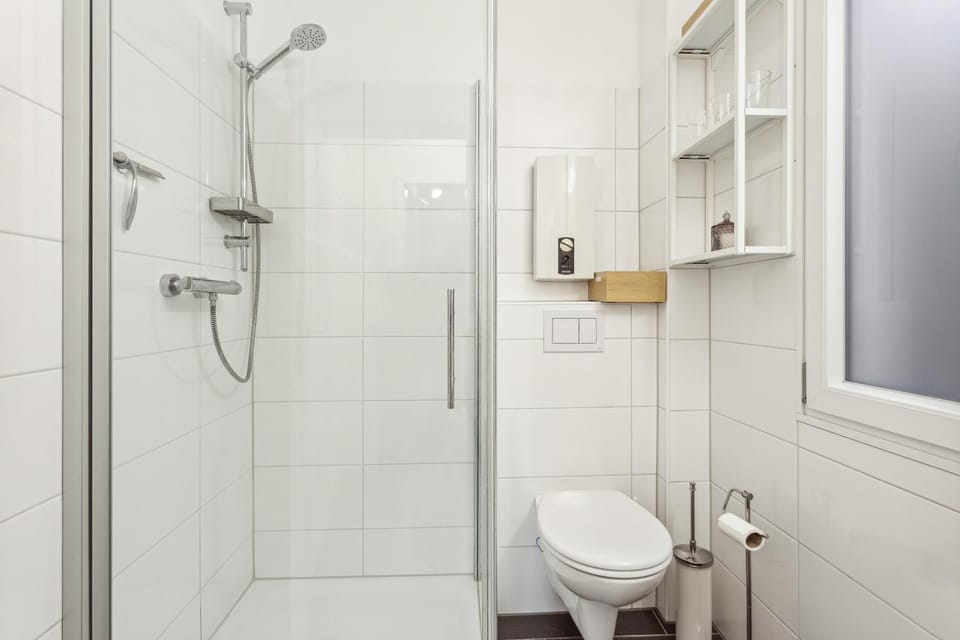 Shower, Toilet
