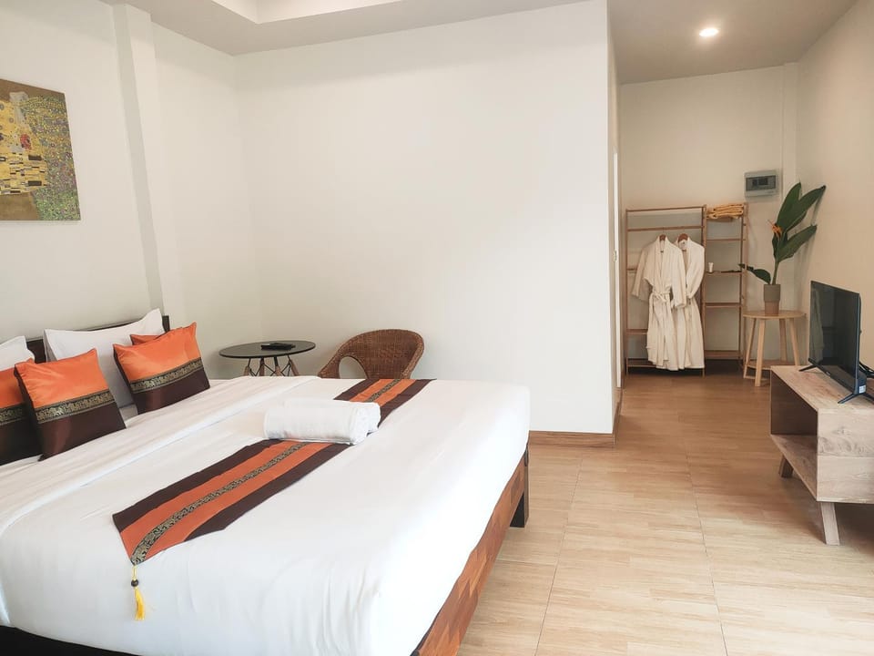 Bed, TV and multimedia, Living room, Photo of the whole room, Seating area, Evening entertainment, Bedroom, hair dresser