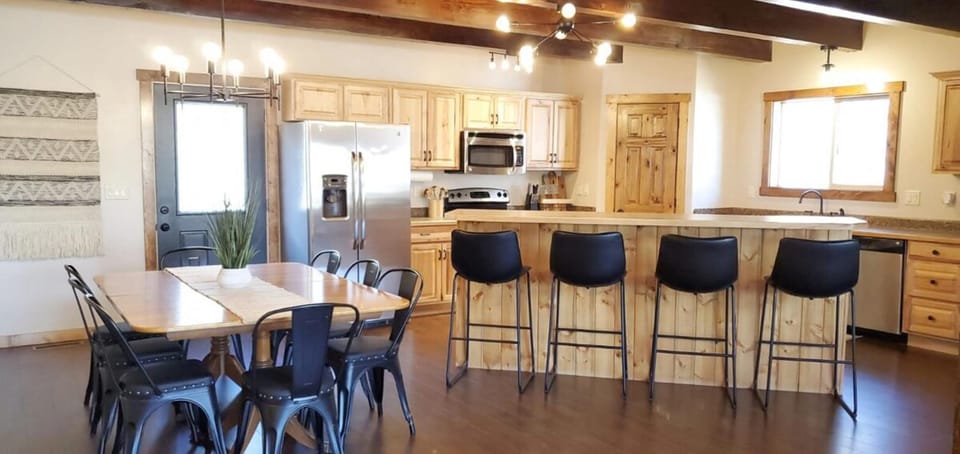 Revered Hidden Lake Lodge East Zion & Bryce Country House in Glendale