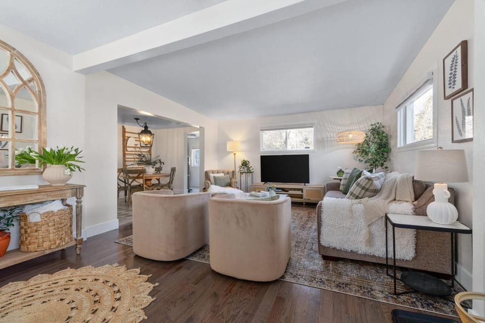 Communal lounge/ TV room, TV and multimedia, Living room, Seating area, Evening entertainment