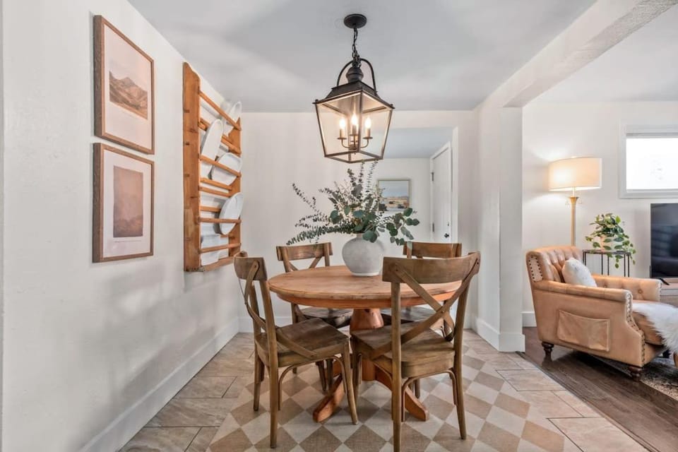 Light Bright Stylish PRIVATE Home - Whitworth House in Spokane